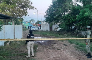 Vecinos enfrentan a policías en operativo antidrogas en San José Vergel