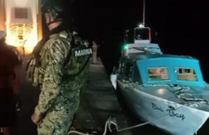 Rescatan a 60 turistas de embarcación que naufragó en Chetumal