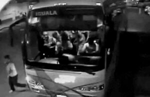 EU se reserva chats inéditos sobre “quinto autobús” de Ayotzinapa