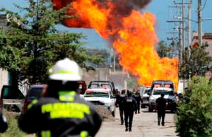 Obra provoca perforación y explosión en ducto de Pemex en Amozoc