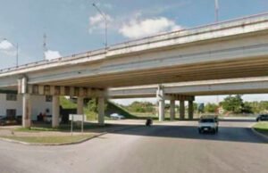 Conductor impide a joven lanzarse de un puente del Periférico de Mérida