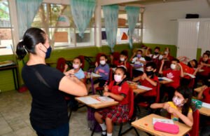 ¿Cómo surgió la iniciativa de Conapred para permitir a los niños llevar cabello largo y pintado a la escuela?