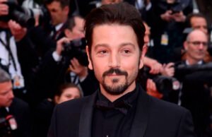 Diego Luna critica a AMLO por dar “golpe militar a la constitución”