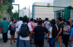 Padres de familia realizan largas filas en la Secretaría de Educación para hallar un cupo para sus hijos en Cancún