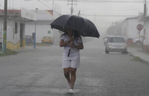 Advierten lluvias fuertes por Onda Tropical 23 en la Península de Yucatán
