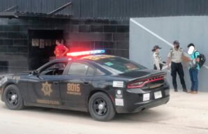 Joven en estado de ebriedad olvida su moto en un bar, cuando regresó no la encontró