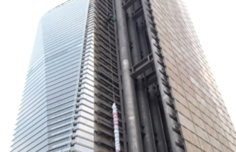 Activistas escalan la Estela de Luz en Reforma