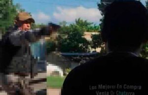 Policía Municipal de Umán apunta con armas a ciudadanos, también golpean a un hombre