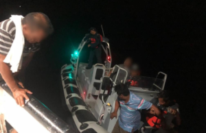 Embarcación camaronera se incendia al norte de Isla Mujeres; Semar rescata a seis hombres