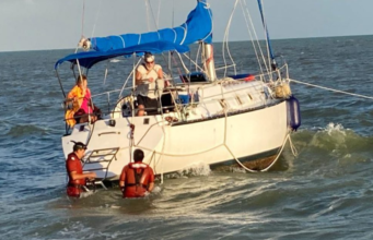Rescatan a extranjeros en velero encallado en Progreso