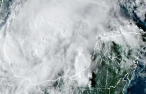 Tormenta tropical Karl se fortalece y tocará tierra el viernes en Veracruz