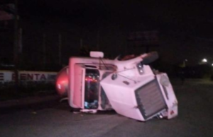 Pipa cargada con turbosina vuelca en el Periférico de Mérida