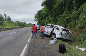 Volcadura de camioneta deja 10 migrantes heridos en Veracruz