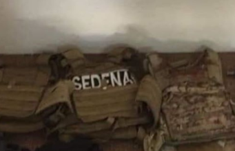 Cateo en Uayma: aseguran drogas, armas y uniformes de Sedena