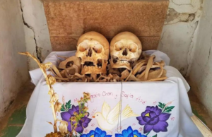 En Pomuch, limpia los restos de sus difuntos para prepararlos para el Día de Muertos