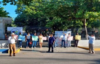 DOCENTES BLOQUEAN LA ENTRADA A LA SEGEY