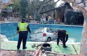 SE METIÓ CON TODO Y AUTO A LA PISCINA EN MÉRIDA