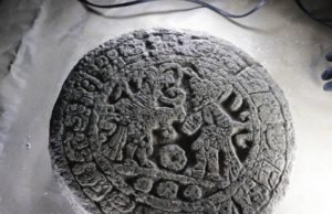 DESCUBREN EN CHICHEN ITZÁ UN MARCADOR DE JUEGO DE PELOTA, HALLAZGO QUE PODRÍA CAMBIAR LOS DATOS QUE SE TIENEN DE ESTE JUEGO PREHISPÁNICO.