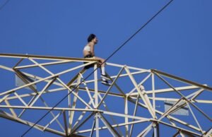 “Mujer desafía a las autoridades escalando una torre de alta tensión”