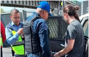 “Incidente en Aeropuerto de Ciudad de México: Pasajero de Aeroméxico Activa Puerta de Emergencia y Salta del Avión en la Pista”