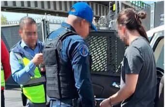 “Incidente en Aeropuerto de Ciudad de México: Pasajero de Aeroméxico Activa Puerta de Emergencia y Salta del Avión en la Pista”