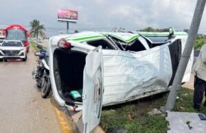 ¡Otra vez! Pavimento mojado provoca nueva volcadura en la Colosio de Cancún