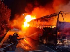 Arde autobús del Valle en Cancún; Bomberos controlan el incendio sin lesionados