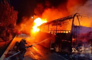 Arde autobús del Valle en Cancún; Bomberos controlan el incendio sin lesionados