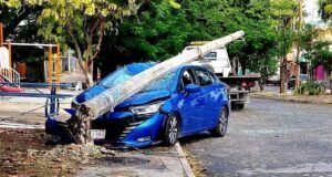 Se queda dormida al volante y se estrella contra poste de la CFE en la avenida Solidaridad Nacional