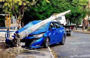 Se queda dormida al volante y se estrella contra poste de la CFE en la avenida Solidaridad Nacional