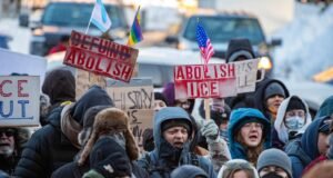 Minneapolis continúa furiosa: miles marchan contra las redadas de ICE tras muertes de activistas