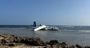 Avión se estrella en playa de Somalia tras despegar de Mogadiscio; no se reportan víctimas