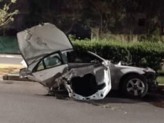 Mercedes-Benz se parte en dos tras brutal accidente en Ciudad Caucel; conductor muere prensado