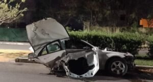 Mercedes-Benz se parte en dos tras brutal accidente en Ciudad Caucel; conductor muere prensado