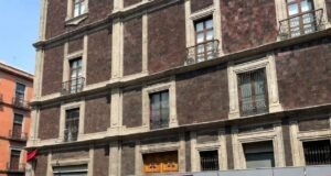 Blindan edificios públicos y monumentos históricos como protección para la marcha del 8M