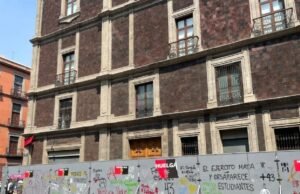 Blindan edificios públicos y monumentos históricos como protección para la marcha del 8M