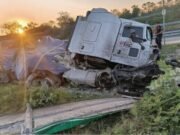 Tractocamión se sale de la carretera; deja dos personas heridas en la Campeche–Mérida