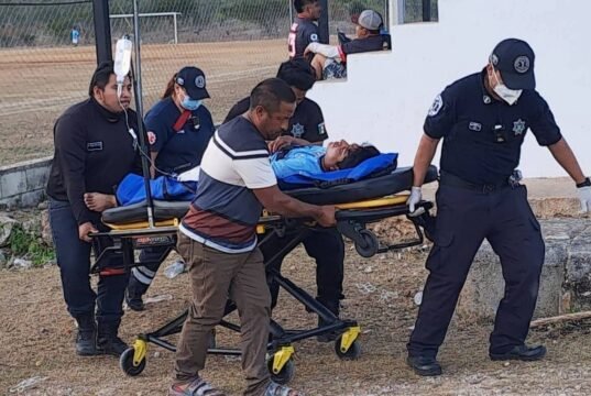 La violencia no es deporte: joven queda grave tras ser arrojado de las gradas en Seyé