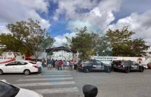 Alumna se lanza desde tercer piso de secundaria en Playa del Carmen; hospital sin luz retrasa atención