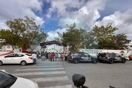 Alumna se lanza desde tercer piso de secundaria en Playa del Carmen; hospital sin luz retrasa atención