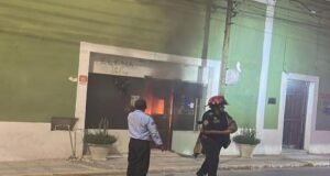 ¡ARDIÓ EL CENTRO DE MÉRIDA! INCENDIO CONSUME PANADERÍA EN LA MADRUGADA
