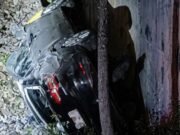 Auto cae del puente del Periférico tras presunta fuga de alcoholímetro en Mérida