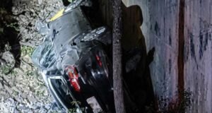 Auto cae del puente del Periférico tras presunta fuga de alcoholímetro en Mérida