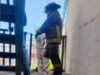Colapso de escaleras en edificio habitacional provoca evacuación de familias en Corales