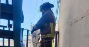 Colapso de escaleras en edificio habitacional provoca evacuación de familias en Corales