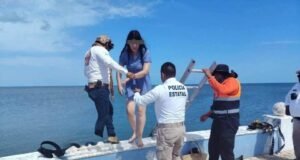 Intentó rescatar su celular del mar y terminó siendo auxiliada por cuerpos de emergencia en Campeche