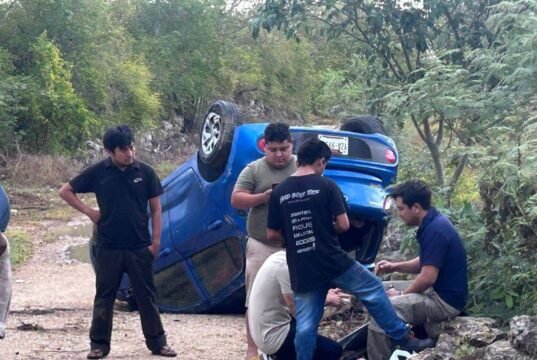 Cinturón de seguridad salva a conductor tras espectacular accidente en la Mérida–Motul