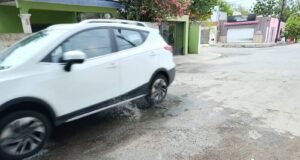 Vecinos de Chuminópolis denuncian fuga constante de agua por tubería dañada