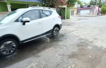 Vecinos de Chuminópolis denuncian fuga constante de agua por tubería dañada