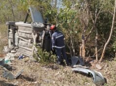 APARATOSA VOLCADURA EN EL PONIENTE DE MÉRIDA; CONDUCTOR SALE ILESO